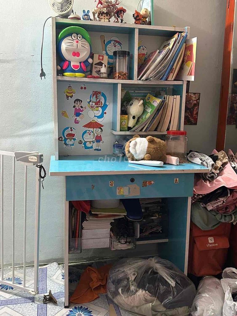 Bàn học gỗ màu xanh dương. Mua bán Bàn ghế tại Quận Gò Vấp Tp Hồ Chí Minh được đăng bởi Minh Khuê hình 1