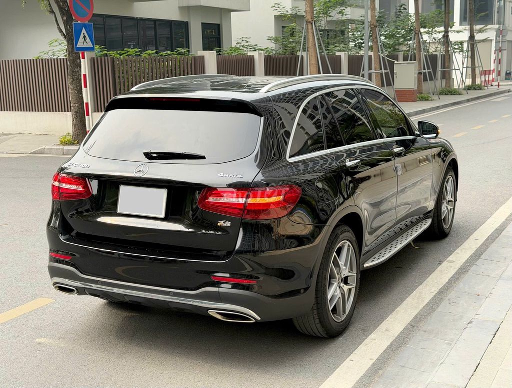Mercedes GLC300 2018 Đen Kem. Mua bán Ô tô tại Quận Thanh Xuân Hà Nội được đăng bởi Nguyễn Tuấn Hoàng hình 5