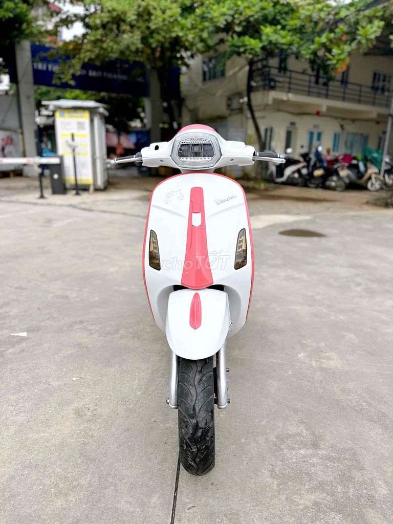 Электроскутер Vespa Розово-белый 40-50 км/заряд Ханой