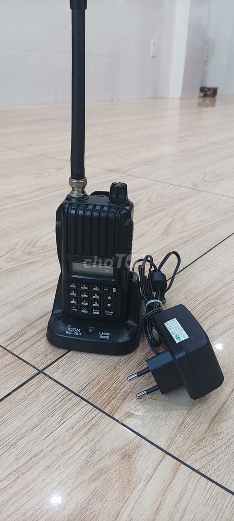Bộ đàm ICOM V80 tần số VHF công suất 5.5w