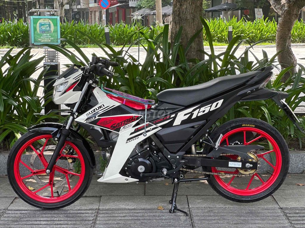 Satria 150 Fi 2023 бело-красно-черный 10 000 км номера Хошимина 9 владельцев