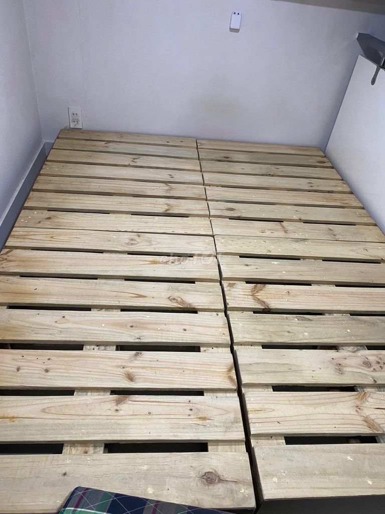 Pallet gổ thông 1m8x2m nặng chắc chắn. Mua bán Giường, chăn ga gối nệm tại Quận 7 Tp Hồ Chí Minh được đăng bởi Thân Tính hình 3
