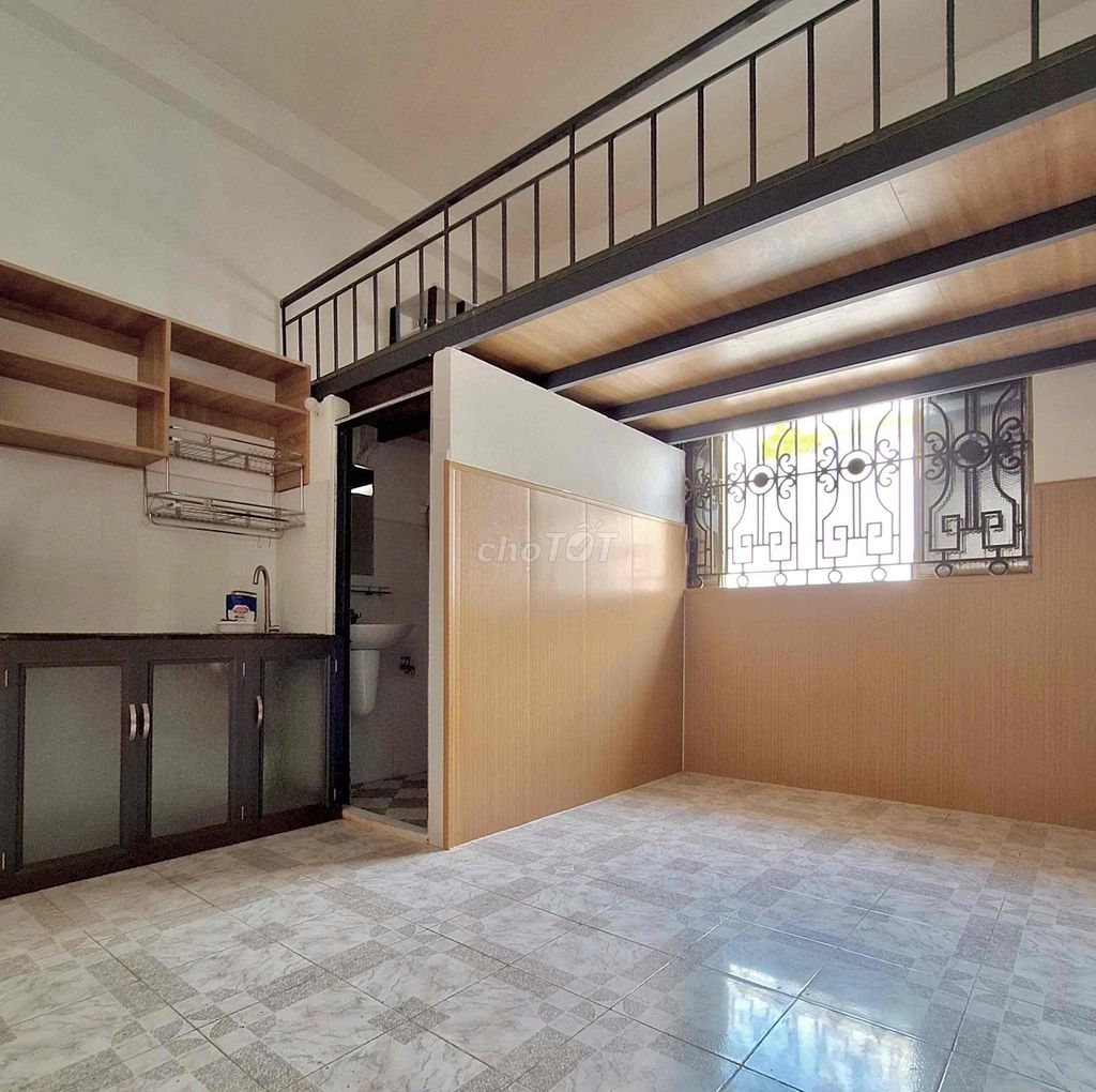 PHÒNG GÁC CỬA SỔ TRỜI FULL NỘI THẤT GẦN NGÃ 4 BẢY HIỀN