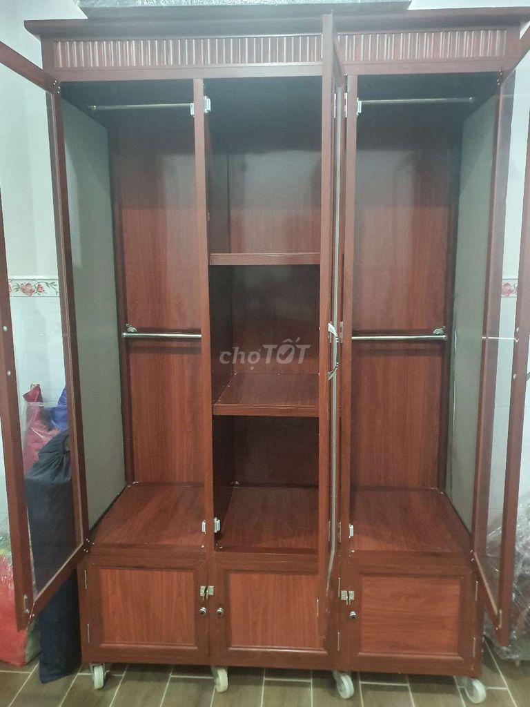 Tủ nhôm kính 3 cánh nứt nhẹ bên hông. Mua bán Tủ, kệ gia đình tại Quận 10 Tp Hồ Chí Minh được đăng bởi Góc đồ cũ ít dùng hình 1
