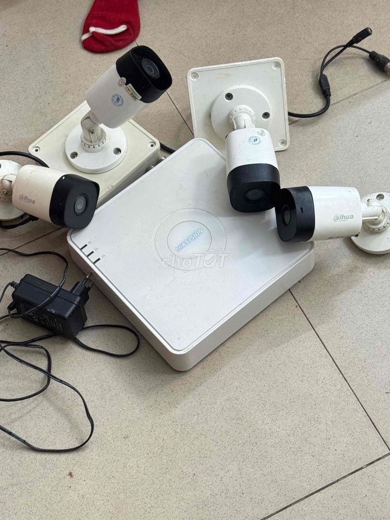 4 mắt camera Hikvision kèm đầu ghi, ổ 1TB Thanh ly. Mua bán Máy ảnh, Máy quay tại Huyện Thường Tín Hà Nội được đăng bởi Thanh Thanh hình 1