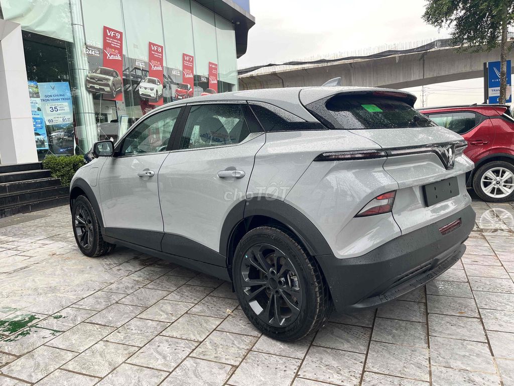 VinFast VF6 Plus 2026 Серый интерьер Коричневый мокко