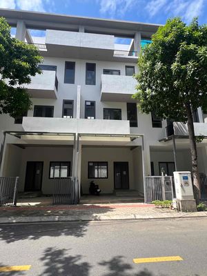 Bán nhà 1 trệt 2 lầu sân thượng DTSD: 181m2 giá rẻ 2.85 tỷ. Mua bán nhà ở tại Huyện Bến Lức Long An được đăng bởi Minh Thuận