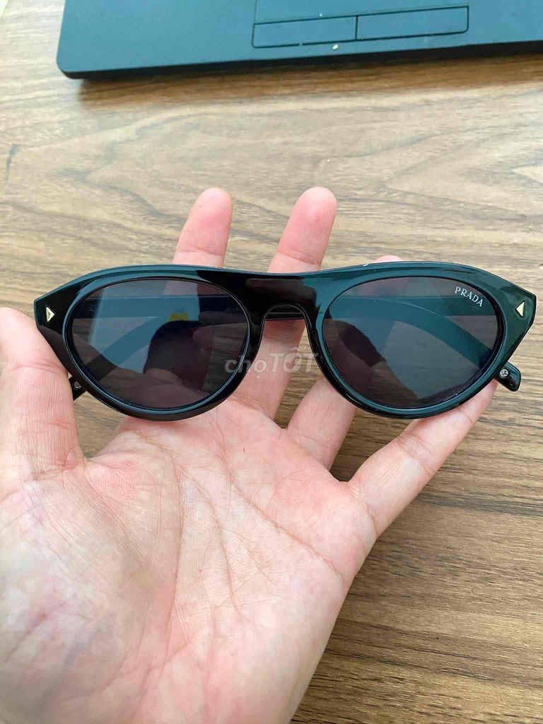 Kính râm Prada Đen Cao cấp Ý còn mới. Mua bán Phụ kiện thời trang khác tại Thành phố Chí Linh Hải Dương được đăng bởi Quỳnh Nga 2hand hình 1