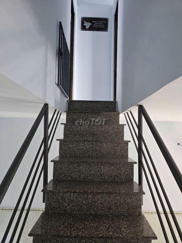 Дом в районе Phuong 8, рядом с Mercedes на Quang Trung