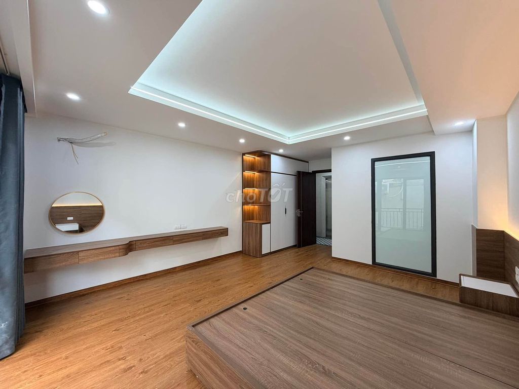 Bán nhà thang máy Hoàng Quốc Việt, 37m2, 6 tầng, 9.x tỷ