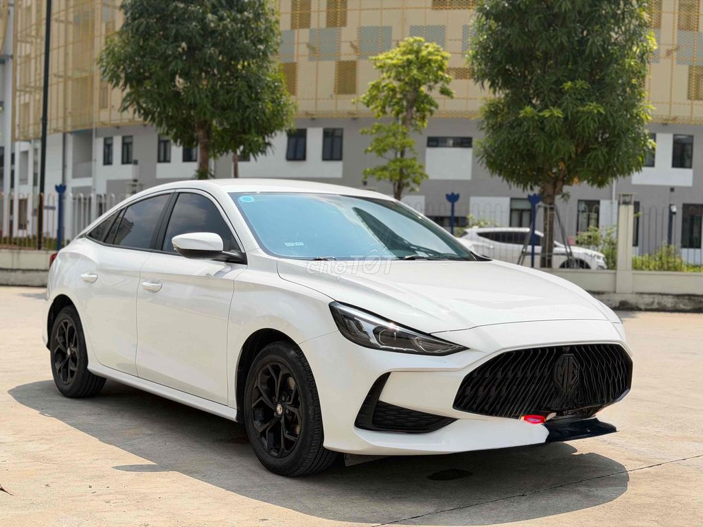 Седан MG5 белый, 5 мест