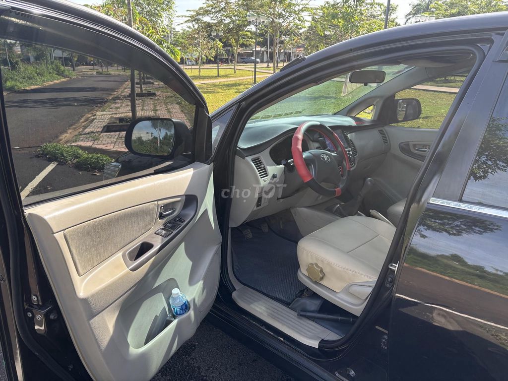 Toyota Innova 2.0E 2015 màu đen 8 chỗ. Mua bán Ô tô tại Thành phố Buôn Ma Thuột Đắk Lắk được đăng bởi Tuấn hình 3