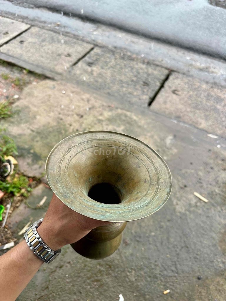 Ống nhổ Đồng Cổ xưa