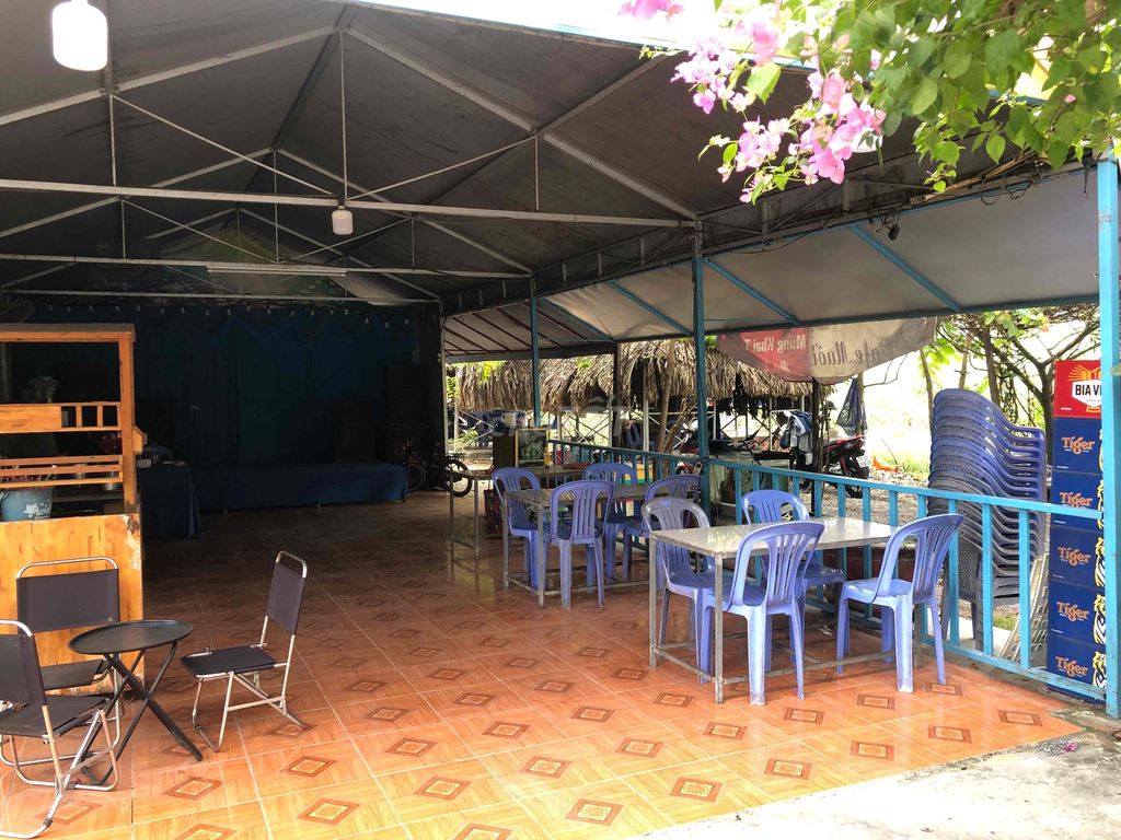 Cần sang quán ăn sân vườn ngay ngã tư Nguyễn Cửu Phú với Trần Văn Giàu