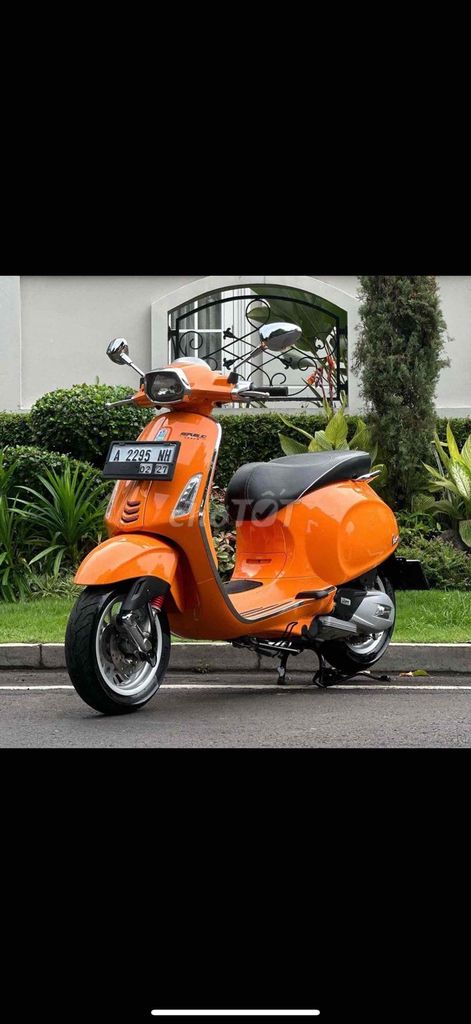 Скутер Piaggio Vespa Sprint оранжевый