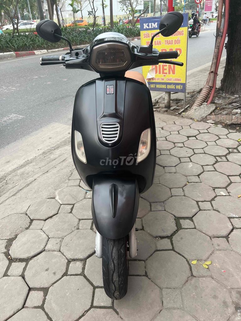 Xe điện vespa đèn vuông màu đen nhám biển hà nội