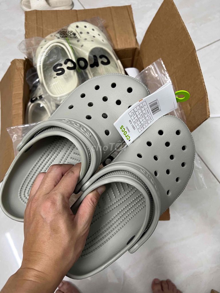 Dép Crocs Classic Xám M6/W8 auth mỹ. Mua bán Giày dép tại Thành phố Biên Hòa Đồng Nai được đăng bởi Le Thanh Phong hình 1
