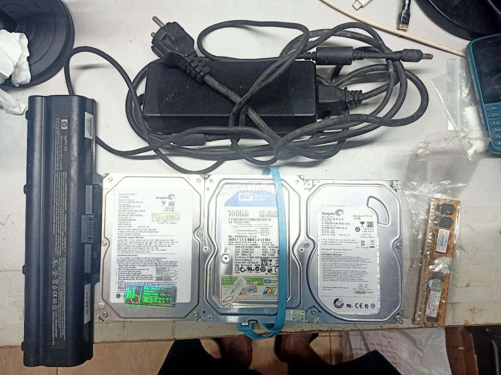 3 ổ cứng, 1 pin laptop, sạc 450 hết chỗ trong ảnh. Mua bán Linh kiện (RAM, Card...) tại Quận 12 Tp Hồ Chí Minh được đăng bởi ĐỒ NHÀ DƯ BÁN LẠI 3356 hình 1