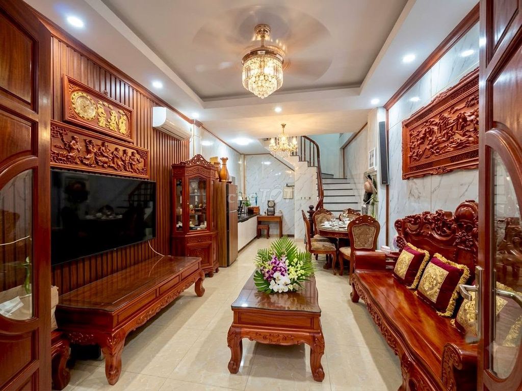 Дом постройки Phú Đô, угловой, 5 этажей, 33 м²