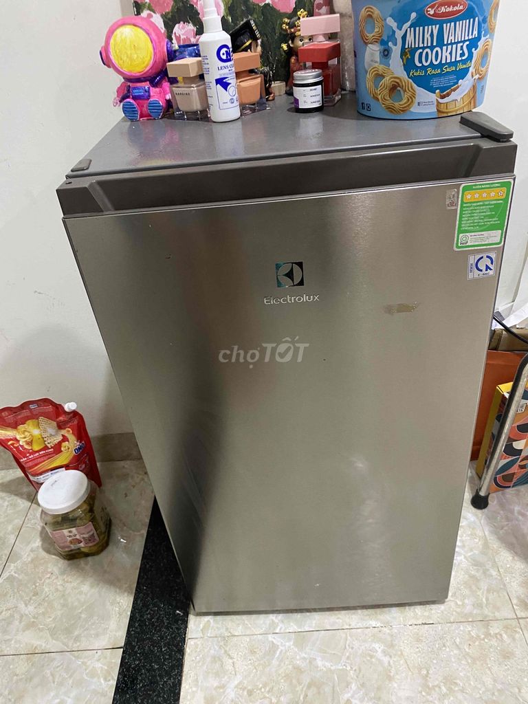 Tủ lạnh Elextrolux 90l mới 90%