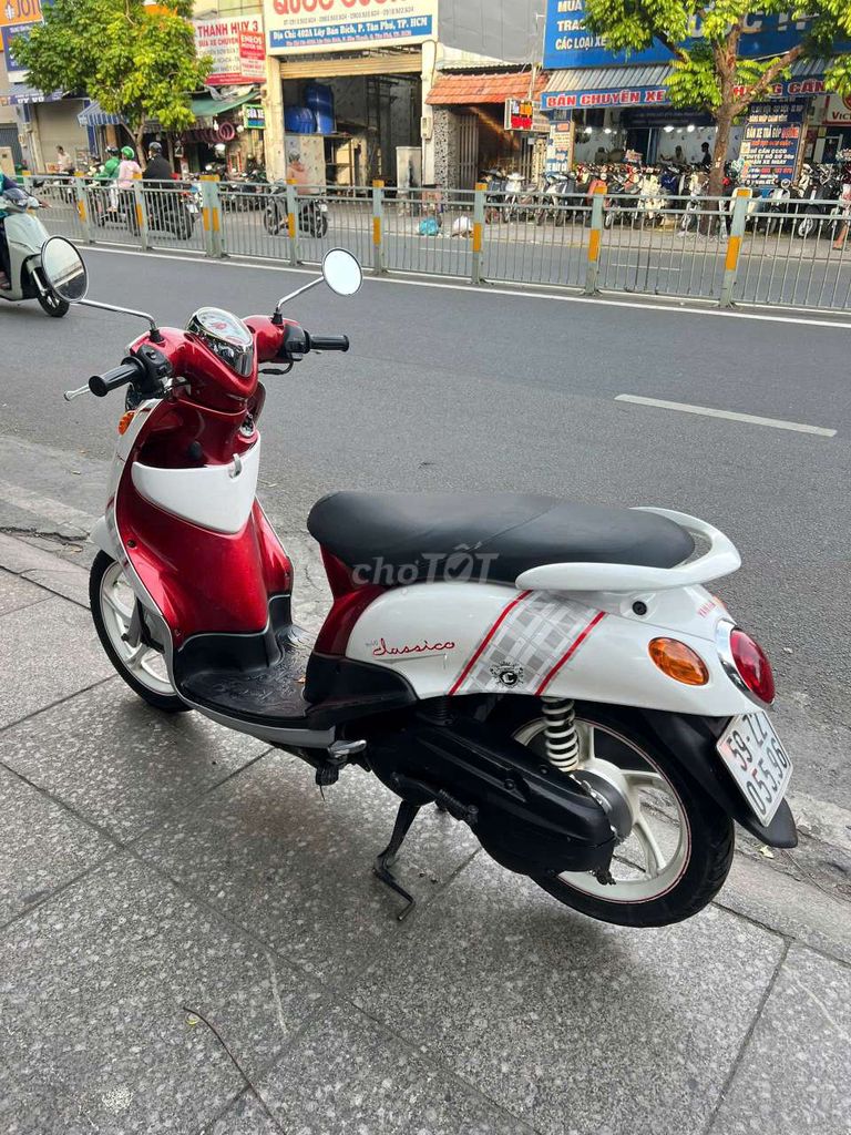 Красной-белый Yamaha Mio Classico 2010