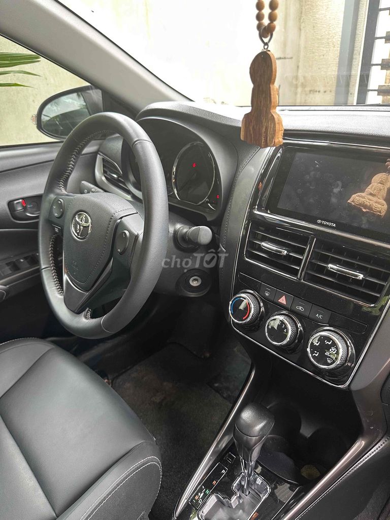 Toyota Vios с белым номером, автоматическая, 5-местная