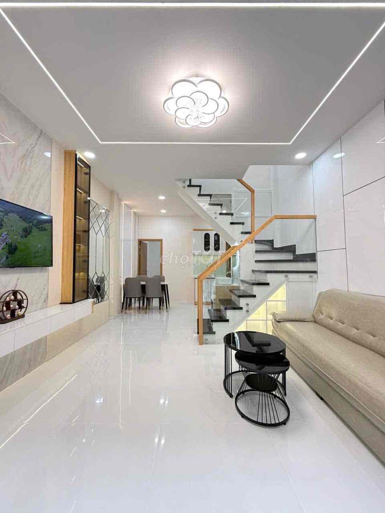 Nhà đẹp lung linh 4PN SÁT BÊN ĐẦM SEN Q11 giá trên 6 tỷ