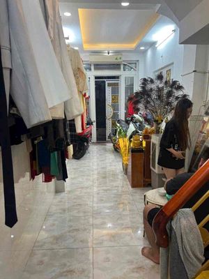 Rent · 4 bd · 40 м² · Quận 8, ул. Nhánh Nguyễn Thị Tần