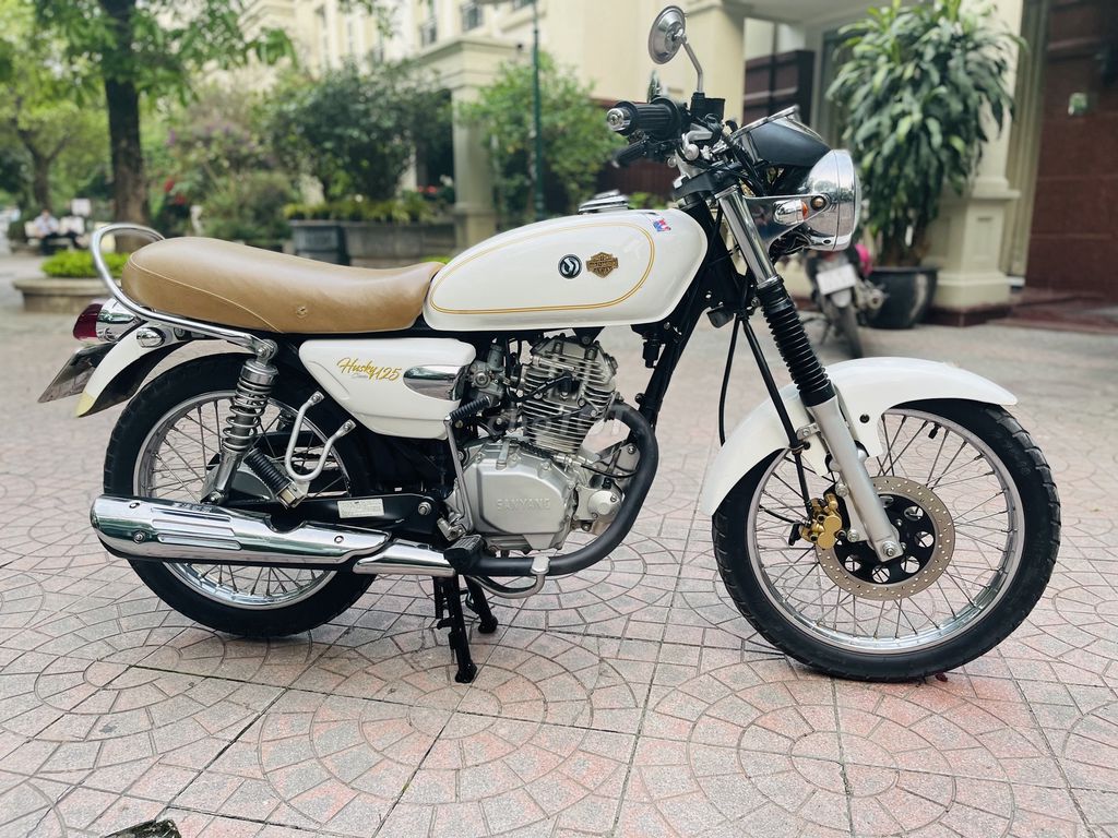 SYM HUSKY 125 TRẮNG CÔN TAY DÁNG CLASSIC ĐK2023 HN. Mua bán Xe máy tại Quận Cầu Giấy Hà Nội được đăng bởi VIỆT ANH hình 1