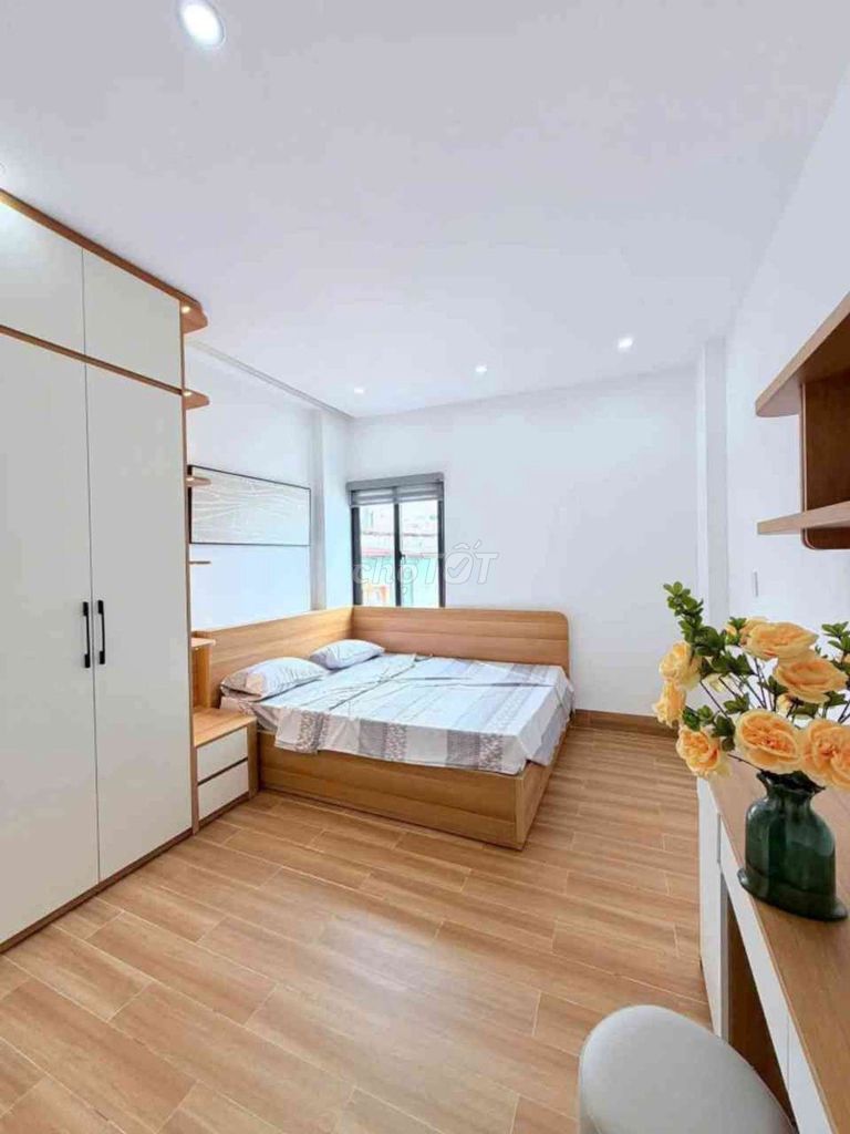Дом 3 этажа, Хюинь Нгок Хюэ, просторный проход, 56м²