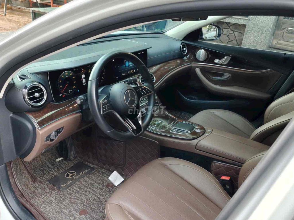 Mercedes E200 Exclusive ĐKLĐ 2025 Trắng/Nâu. Mua bán Ô tô tại Quận Bình Tân Tp Hồ Chí Minh được đăng bởi Thanh Nhã Xe Lướt Sài Gòn hình 5