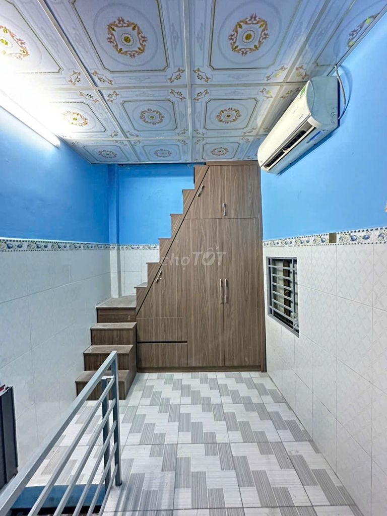 ПРОДАЕТСЯ 2-ЭТАЖНЫЙ ДОМ - ПЕРЕУЛОК 95 ЛЕ ВАН ЛУОНГ, КОРИЧНЕВАЯ ПАЛАТА, ПЛОЩАДЬ 7, ВСЕГО 800 Т.