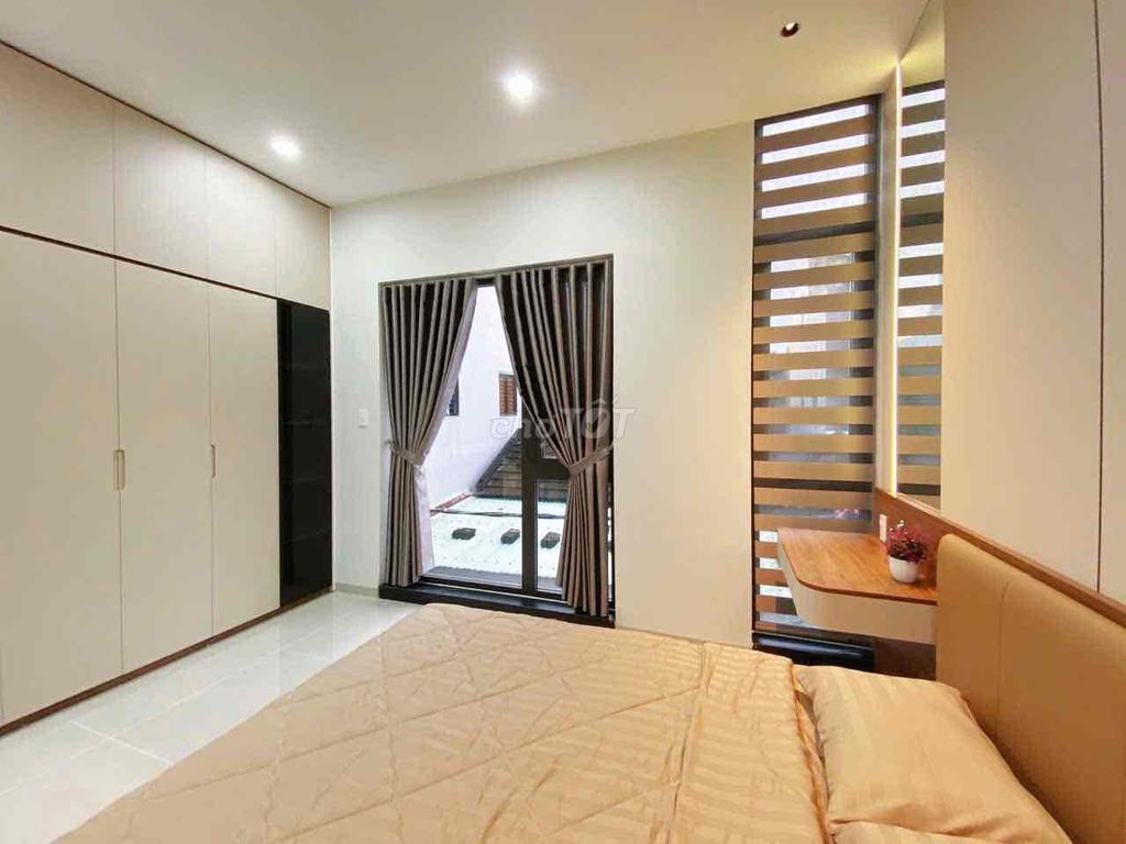 Wide 3-storey house with 4 en-suite bedrooms — photo 8