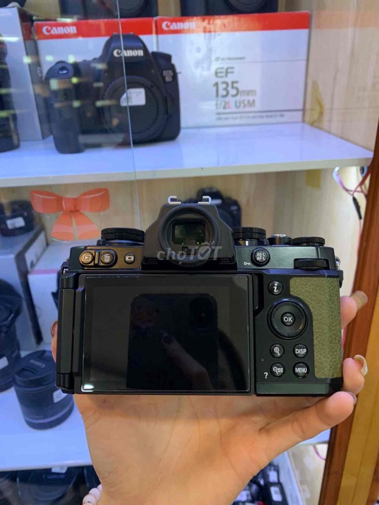 Máy ảnh Nikon ZFC Xanh rêu đã sử dụng. Mua bán Máy ảnh, Máy quay tại Quận Ninh Kiều Cần Thơ được đăng bởi Trương Kiều Trinh hình 1