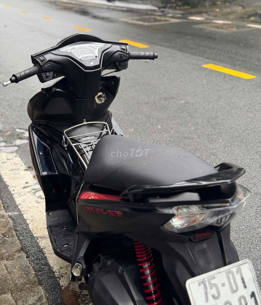 Honda Airblade màu Đen. Mua bán Xe máy tại Thành phố Huế Thừa Thiên Huế được đăng bởi DVCĐ Toàn Thắng hình 4