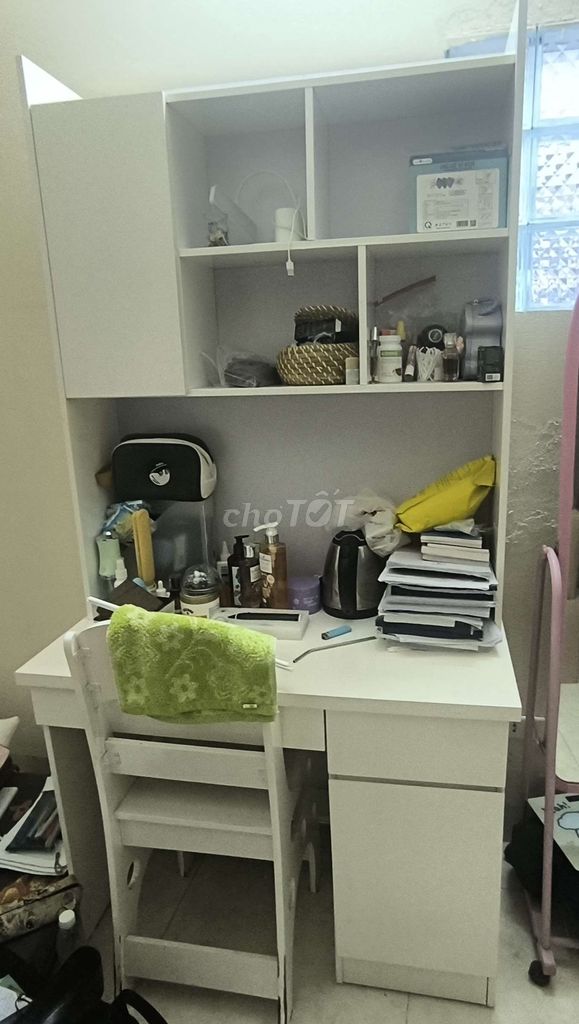 Bàn học Gỗ Trắng có kệ sách. Mua bán Bàn ghế tại Quận Cầu Giấy Hà Nội được đăng bởi Hồ Khánh Huyền hình 1