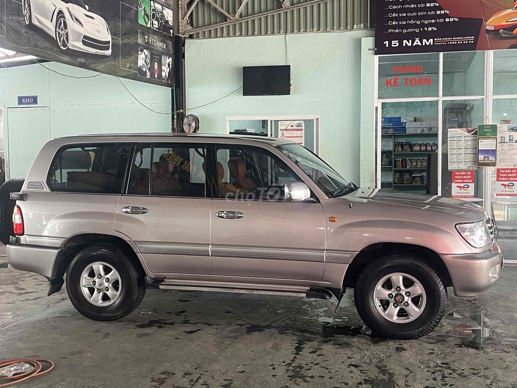 8-местная бензиновая японская колода Toyota Land Cruiser.