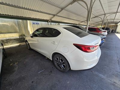 Mazda 2 Trắng 5 chỗ