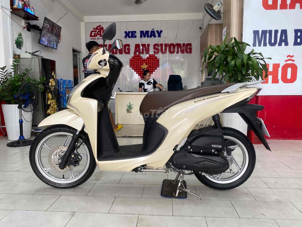 Honda Vision 110 đk 2024 màu vàng đen BSTP. Mua bán Xe máy tại Quận 12 Tp Hồ Chí Minh được đăng bởi Xe Máy Hoàng Giang An Sương  hình 3