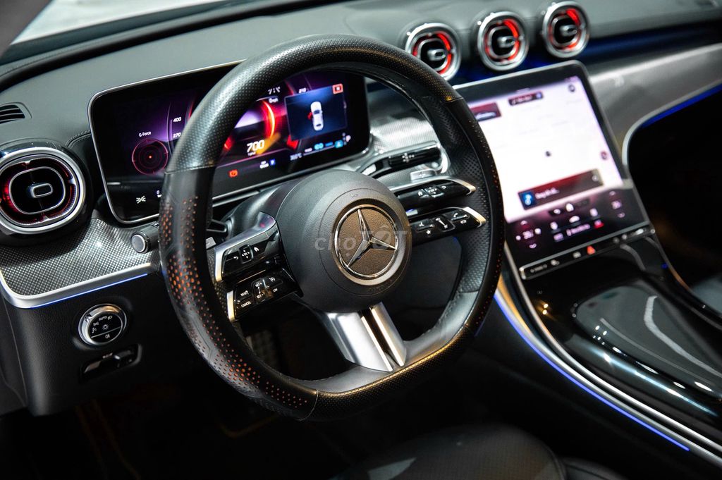 Мерседес-Бенц C300 AMG 2022 белый 33 000 км