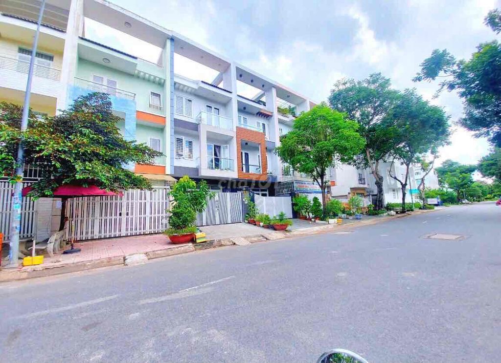 cho thuê phòng ban công 40m2 kdc phước kiển a