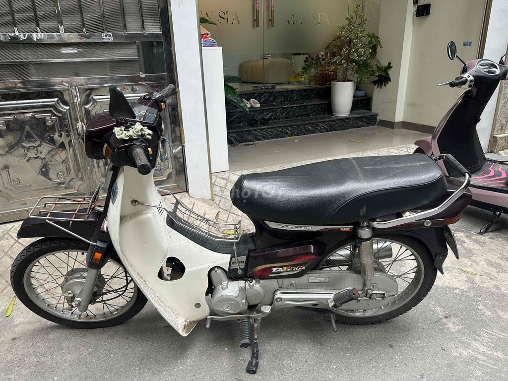 Honda Dream 50cc, белая и бордовая