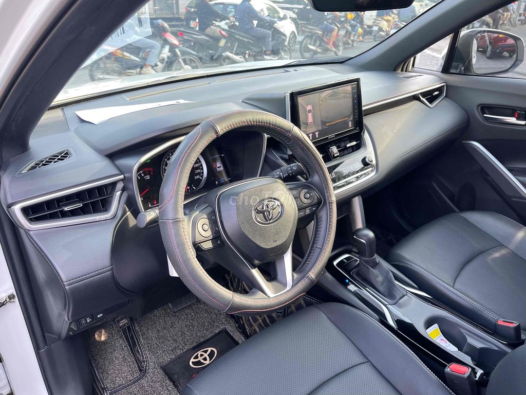 Белая мультиигрушка Toyota Corolla Cross1.8V 2022