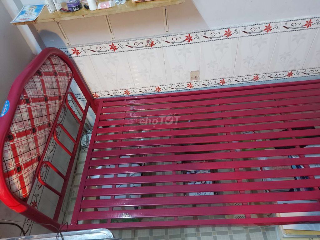 Giường sắt Đỏ 1m x 2m Còn rất mới. Mua bán Giường, chăn ga gối nệm tại Quận Ninh Kiều Cần Thơ được đăng bởi Trần Thanh Sơn hình 1