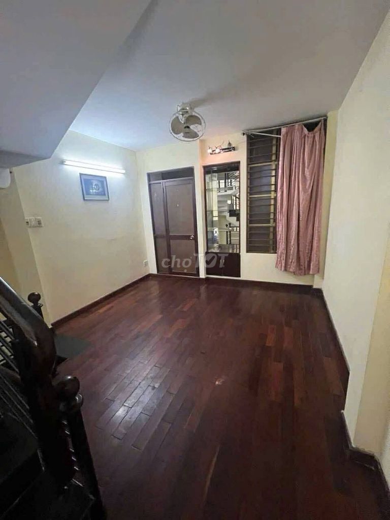 Дом в переулке с заездом для машины, ул. Дой Кунг, 11-й округ, 33 м²