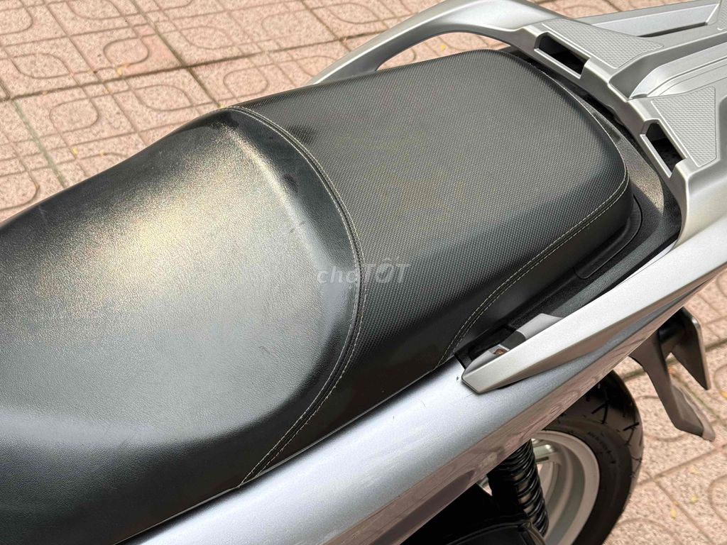 Honda SH125 CBS 2019 Платиновый серебристый, в отличном состоянии