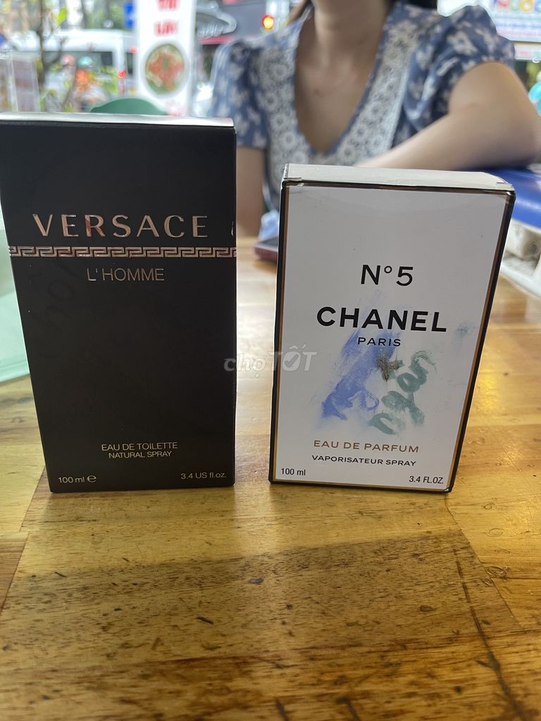 Muốn pass 2 chai nước hoa Versace và Chanel No 5