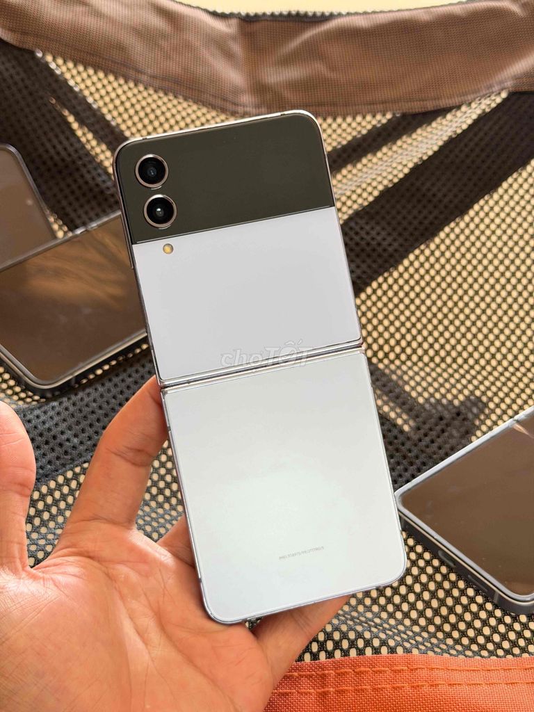 Samsung Galaxy Z Flip4 Bạc Xanh. Mua bán Điện thoại tại Quận 5 Tp Hồ Chí Minh được đăng bởi Gia Bảo hình 1