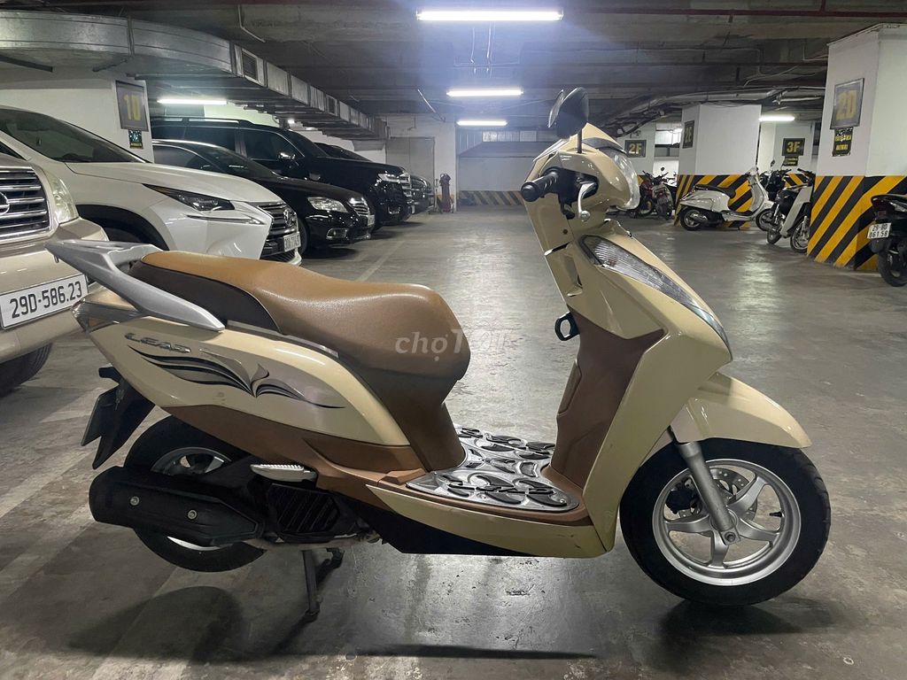 Honda Lead 2016 màu Vàng. Mua bán Xe máy tại Quận Đống Đa Hà Nội được đăng bởi Phạm Hoàng Long hình 1