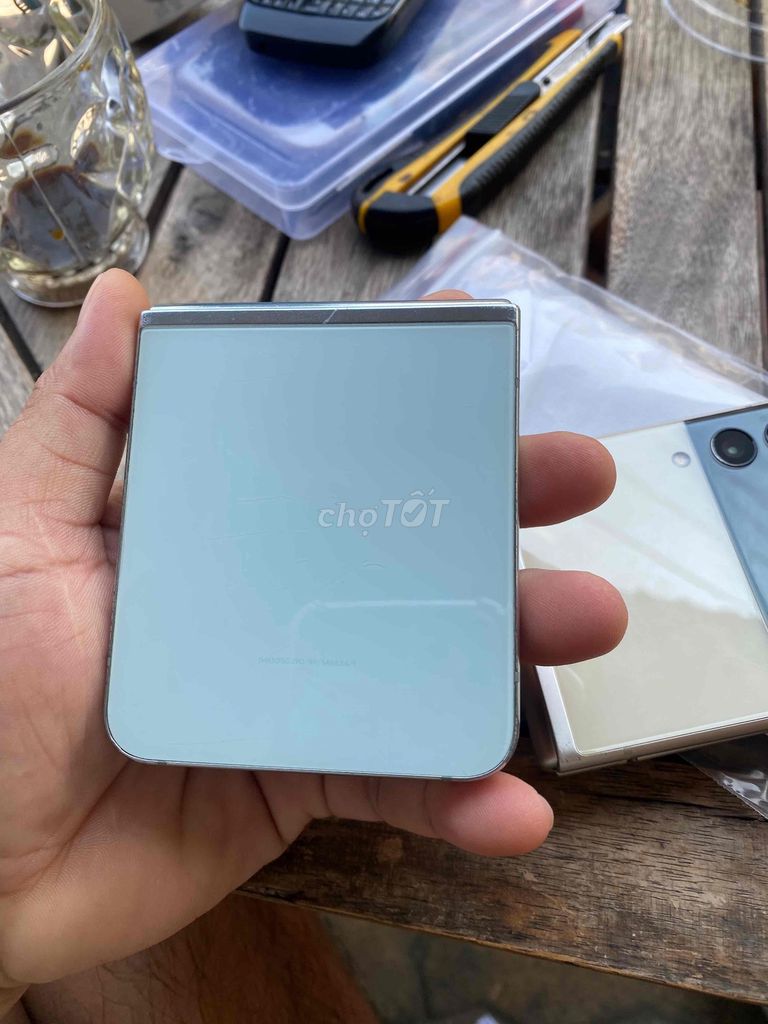 Samsung Z Flip 5 Xám Hỏng màn hình. Mua bán Điện thoại tại Quận 12 Tp Hồ Chí Minh được đăng bởi KHANG hình 1